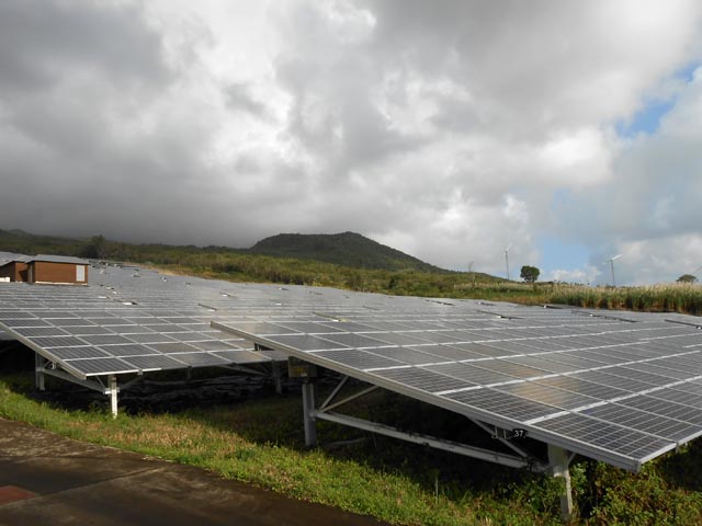 A l'avant, les panneaux photovoltaïques ; à l'arrière les éoliennes