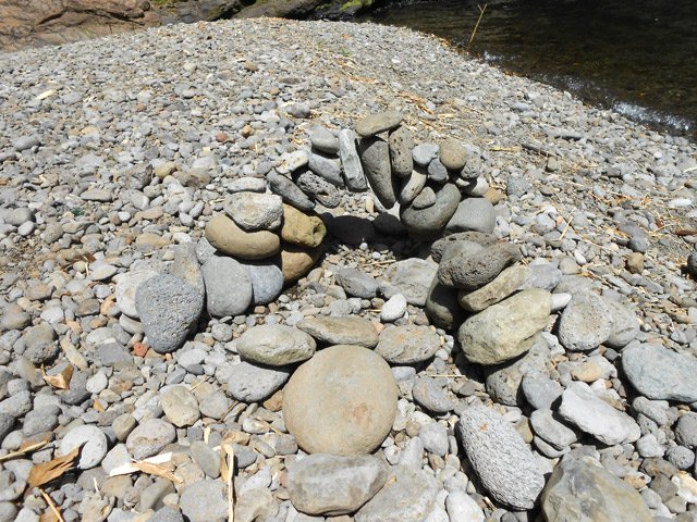 Une arche constituée de galets qui n'a du tenir qu'une semaine