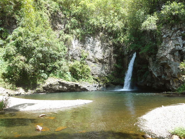 Belle chute et agréable bassin. Prévoir le maillot si l'eau est claire