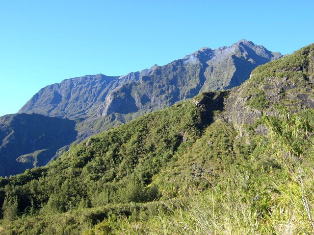 L'énorme massif du Gros Morne bouche presque l'horizon