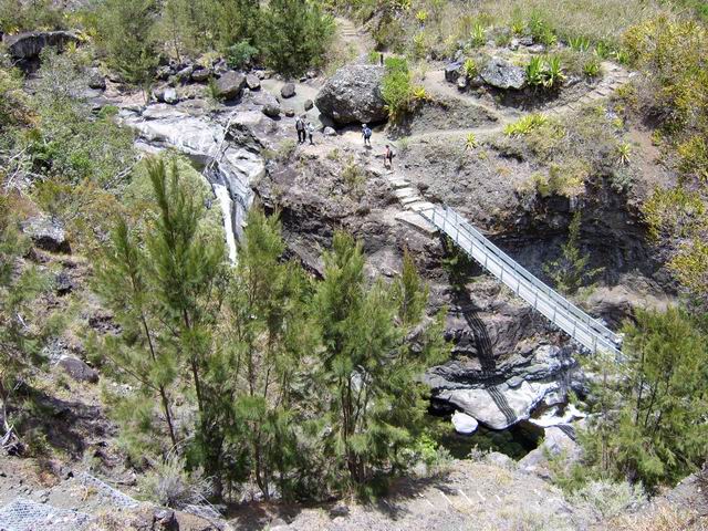 Le passage de la Rivière des Galets par la passerelle