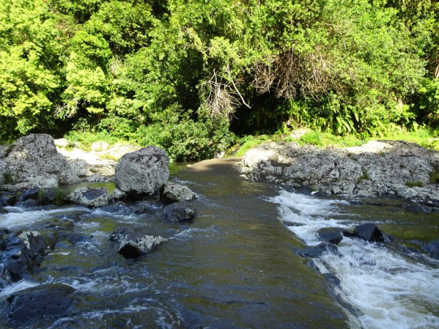 Traversée du gué avant de chercher le sentier en rive gauche