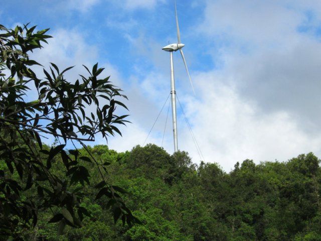 On entend plus qu'on ne voit les éoliennes de la Perrière