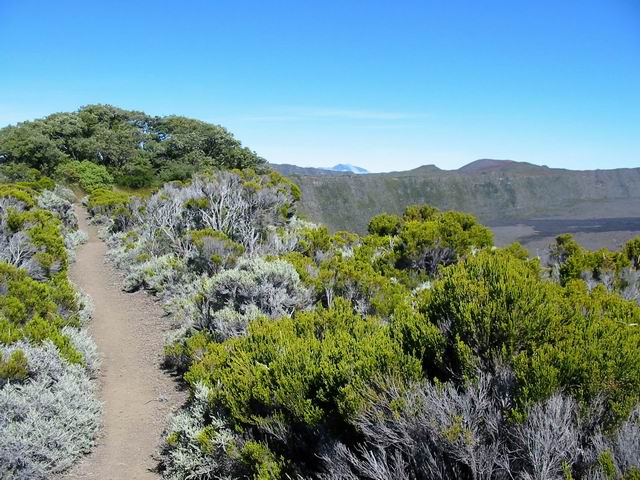 Le sentier borde le Rempart du Tremblet et offre de belles vues sur le volcan