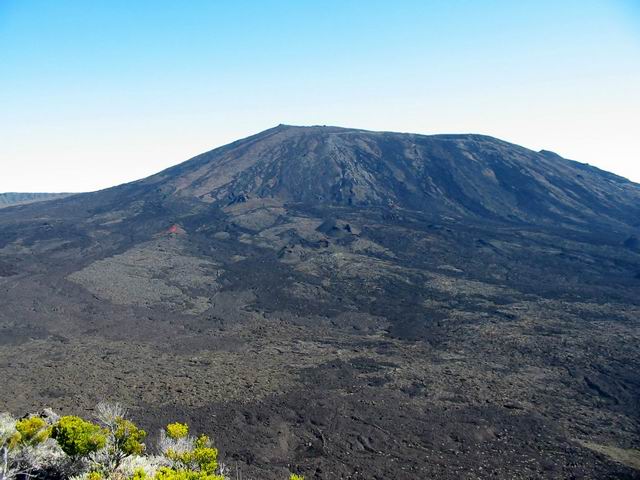 La face Sud du Piton de la Fournaise avec ses multiples coulées
