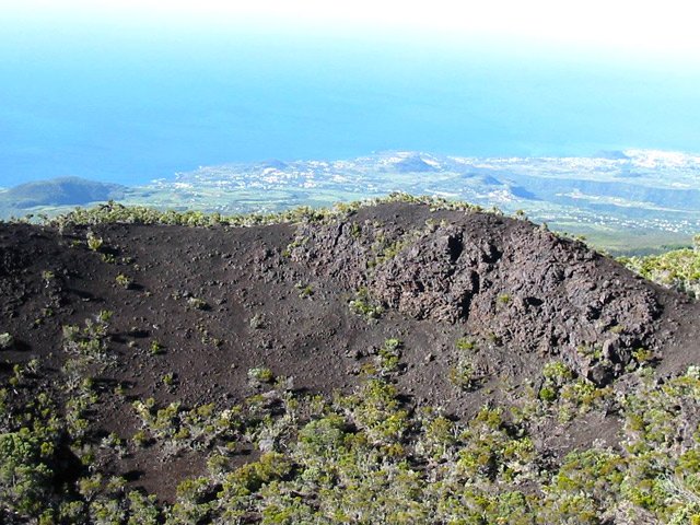 Large cratère ancien bientôt recouvert de végétation