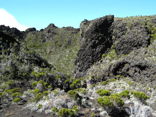 Le fond déchiqueté d'un des cratères des Puys Ramond
