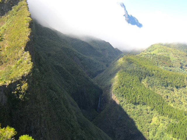 La cascade de Ravine Cimendal, en amont de la Roche Ancrée