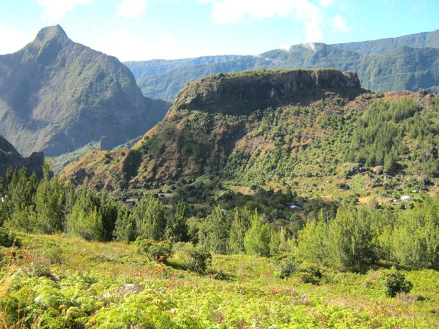Le Piton Carré et au fond, le Piton Cabris