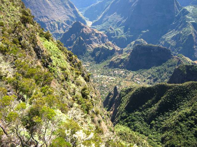 Grand Place, le Piton Papangue et à gauche, le flanc du Calumet