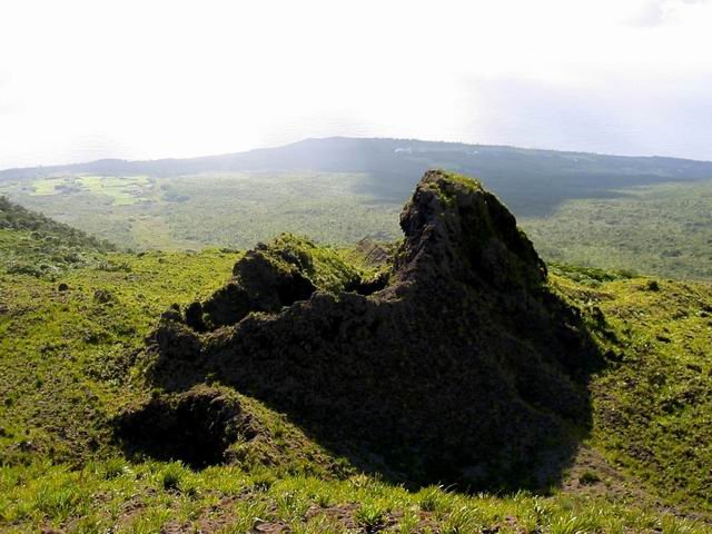 Un des cratères de 1986 de la Coulée de Takamaka