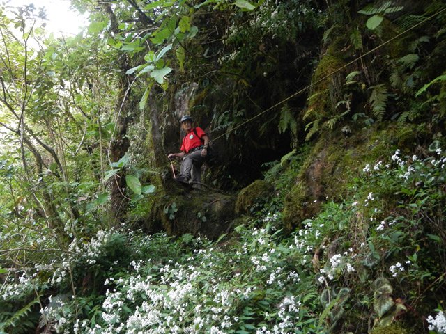 Des cordes salutaires équipent certains tronçons vertigineux