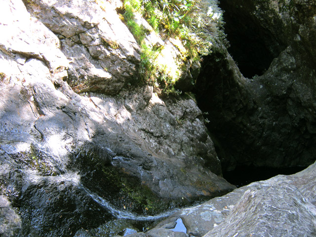 La fine cascade qui tombe dans les deux gouffres peut être violente en saison des pluies