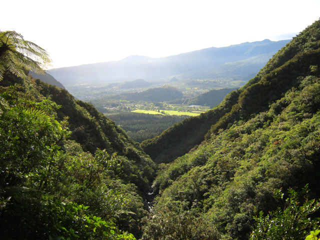 Coup d'oeil en arrière vers la Petite Plaine et le Pic des Sables, plus à droite