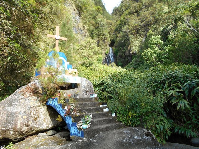 Notre Dame des Longoses veille sur les trois cascades !