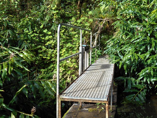 La courte passerelle sur le haut du petit barrage