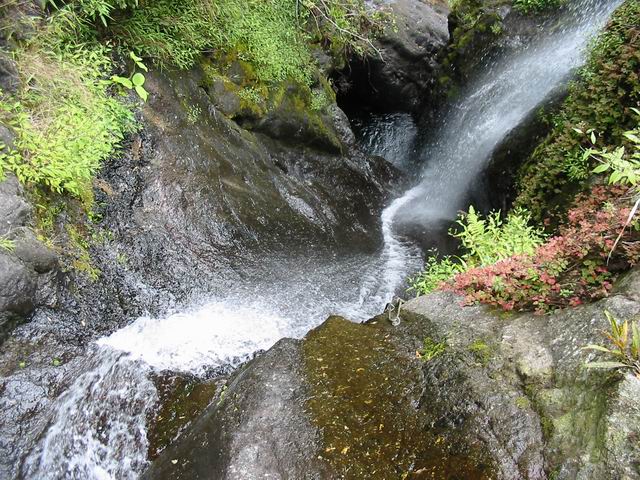 Deux cascades se jettent dans le même gouffre