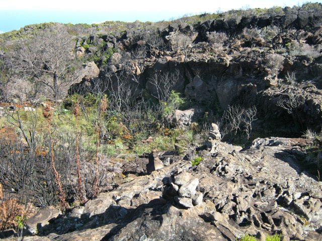 Important cassé avec son cairn pour guider les marcheurs