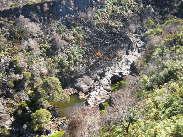 On domine la ravine d'une trentaine de mètres