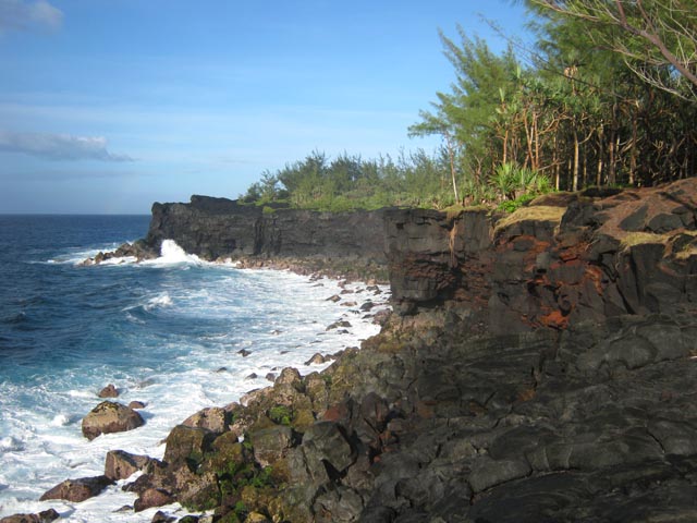 Une idée de la côte rocheuse bien battue par les flots