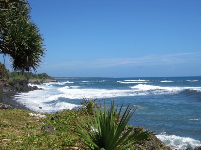 Une plage de galets battue par les fortes vagues