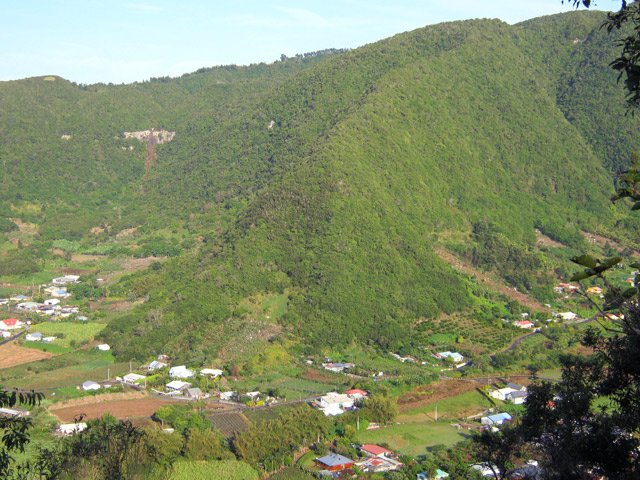 Vue sur la Cascade Mottet et le rempart du sentier des Margosiers