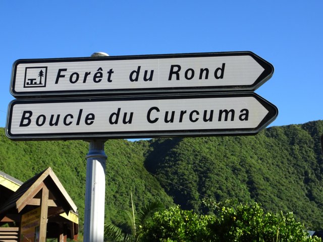 Des panneaux indiquent le circuit