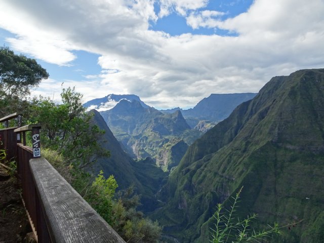 Dernier regard sur le cirque et la vallée de la Rivière des Galets