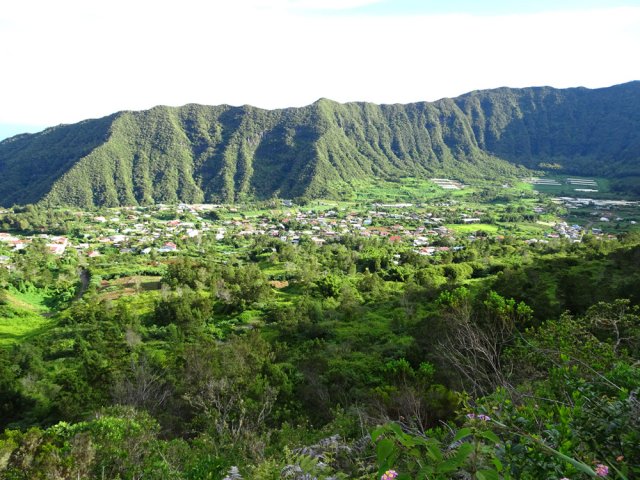 On profite, dès le départ, des panoramas sur Dos d'Ane