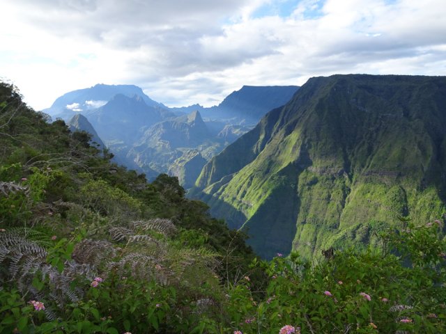 Le soleil se lève sur le Cirque de Mafate