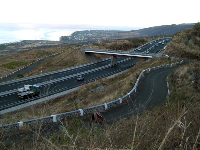 La route reliant la Grande à la Petite Ravine passe au-dessus de le Route des Tamarins