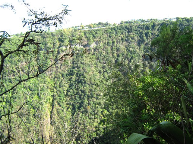 Des deux côtés, le rempart est quasi vertical