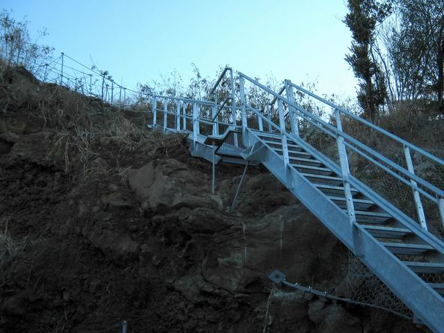 L'escalier qui mène au passage sous la route (photo 2010)