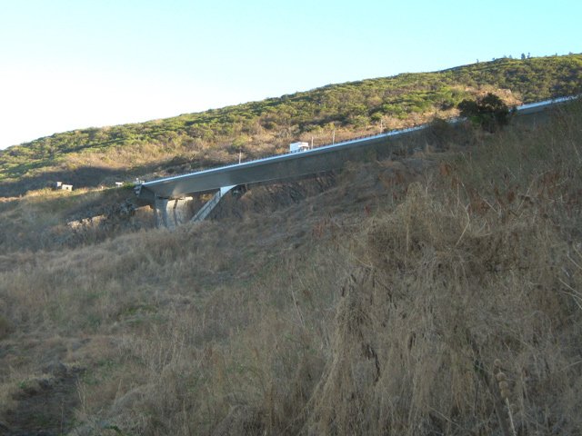 On aperçoit au loin le viaduc de la Grande Ravine qu'on frôlera en fin de boucle