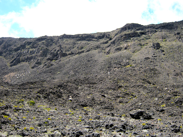 Les derniers hectomètres de montée vers la Plaine des Sables dans les scories