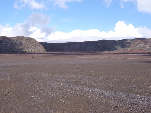 On aperçoit à l'horizon la route en lacets du Pas des Sables