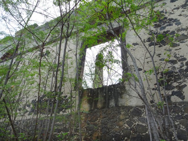 On peut s'approcher de l'usine en ruine