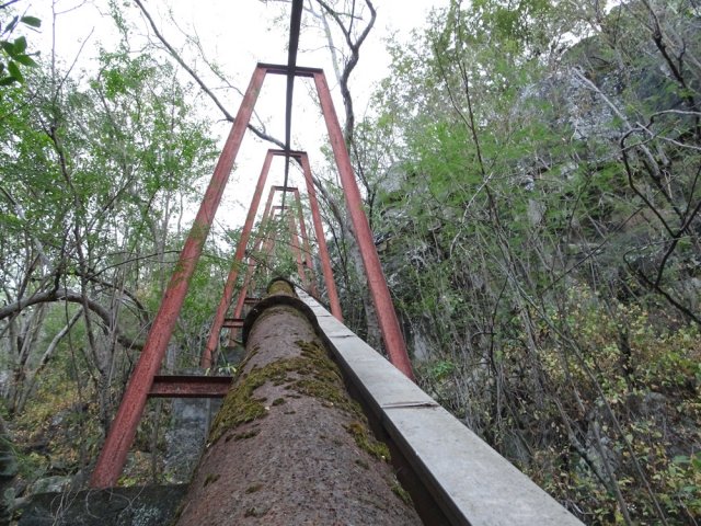 Le sentier longe la tuyauterie qui transporte encore de l'eau