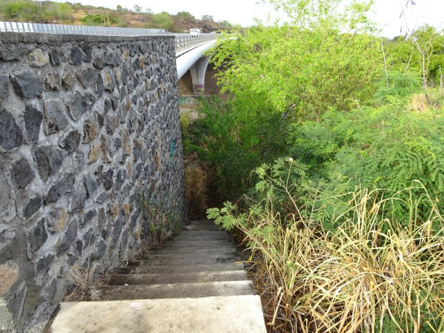 L'escalier qui mène à la ravine sous le pont