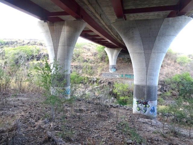 Plusieurs passages pour franchir la ravine à sec