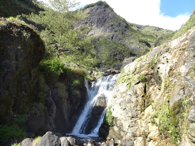 Celle-ci se contourne par la rive droite en remontant vers le filao