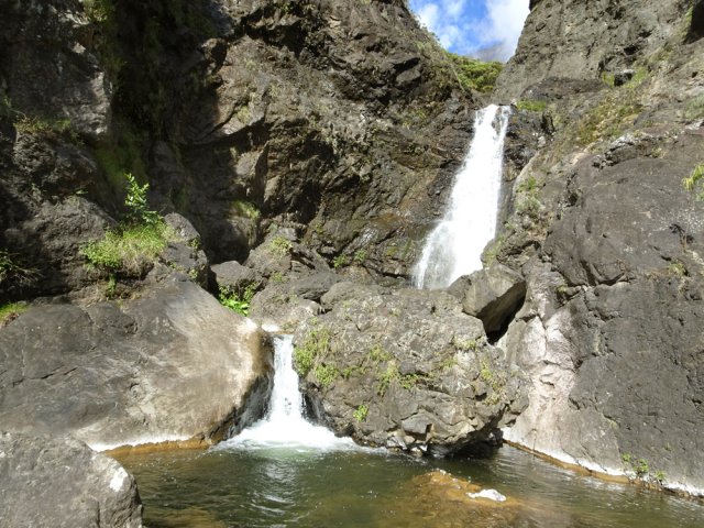 La superbe dernière chute et son bassin près d'une grotte
