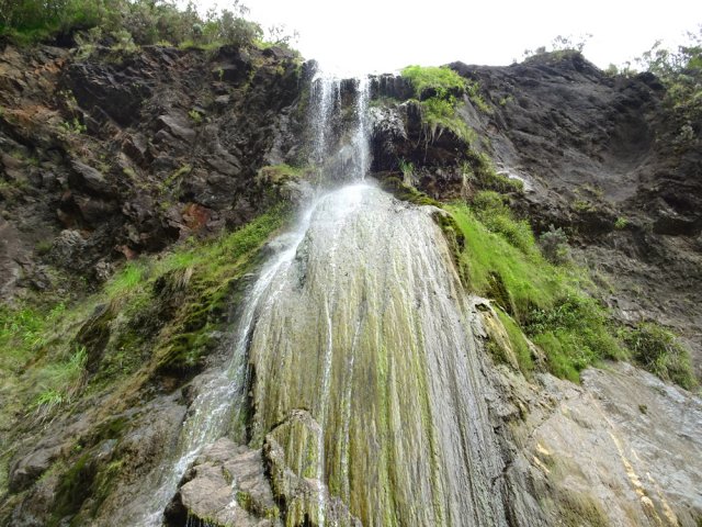 La chute aux concrétions calcaires près des sources Manouilh