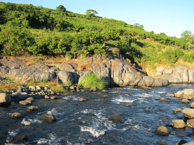Les berges rocheuses en approche du Ouaki