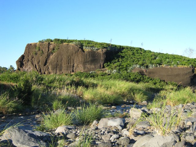 La colline de pouzzolane à l'approche du pont métallique