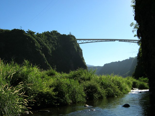 On aperçoit le pont de l'Entre Deux depuis très loin