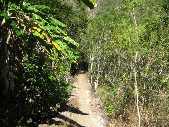 Le sentier vers le barrage
