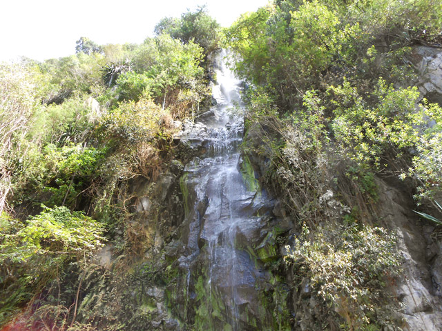 La fine et haute cascade près de la passerelle de la canalisation
