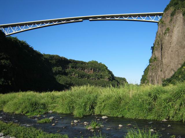 Passage sous le pont de l'Entre-Deux