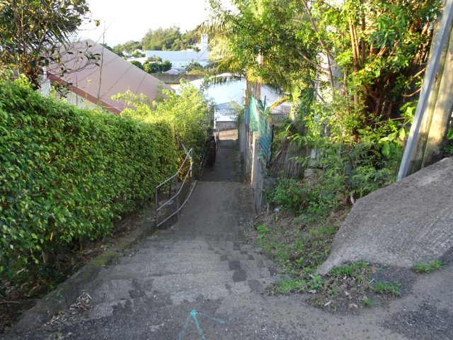On rejoint la ville par ces marches en direction de la Ravine de Petite Île